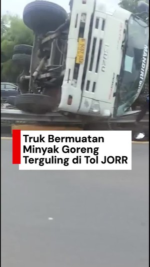 Video: Truk Muatan Minyak Goreng Terguling di Tol Cikunir, Lalin Macet 3 Km