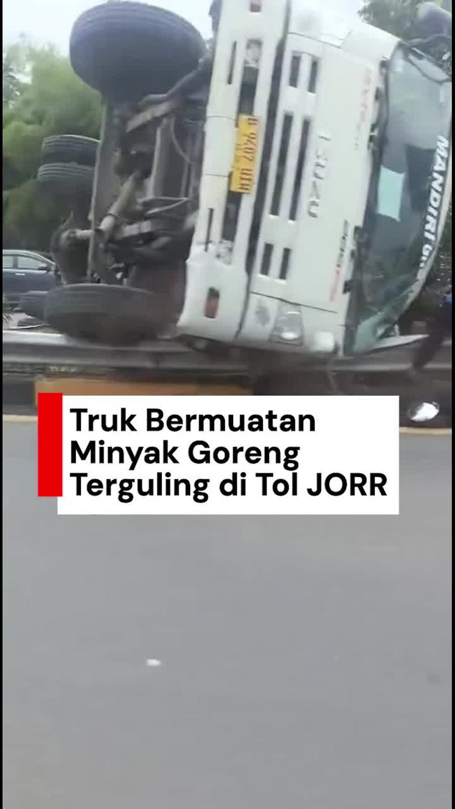 Video: Truk Muatan Minyak Goreng Terguling di Tol Cikunir, Lalin Macet 3 Km