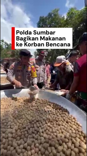 Video: Momen Polisi Masak dan Bagikan Bakso ke Warga Terdampak Bencana