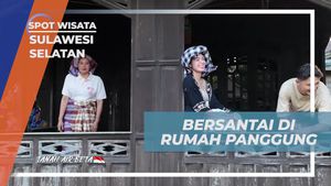 Bersantai di Rumah Panggung Menunggu Coto Makassar di Desa Kading, Sulawesi Selatan  