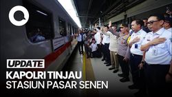 Video Momen Kapolri Beri Bingkisan ke Penumpang di Stasiun Pasar Senen