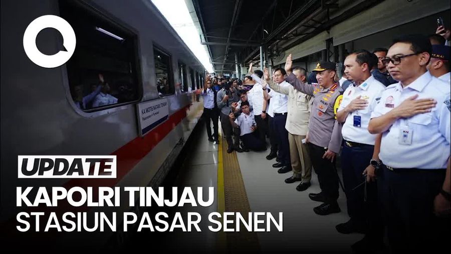 Video Momen Kapolri Beri Bingkisan ke Penumpang di Stasiun Pasar Senen