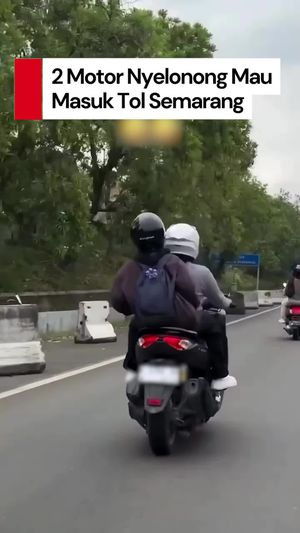 Video: Viral Dua Motor Nyelonong Mau Masuk Tol Srondol Semarang