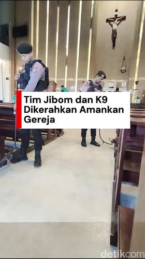 Video: Polda Metro Kerahkan Jibom-K9 Sterilisasi Gereja saat Natal