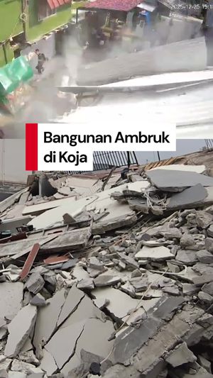 Video: Detik-detik Bangunan di Koja Ambruk Nyaris Timpa Warga  