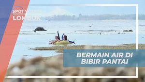 Bersantai Menggunakan Floaties di Bibir Pantai Gili Air, Lombok