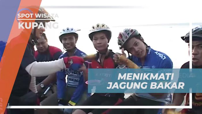 Menikmati Jagung Bakar Sambil Bersantai di Pantai Kupang, NTT