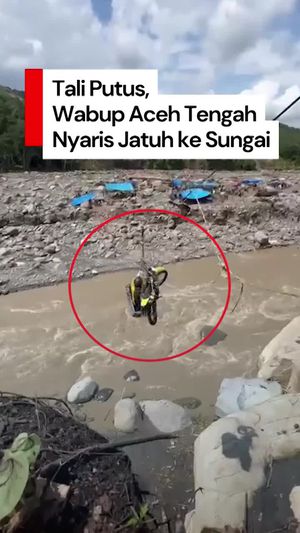 Video: Detik-detik Wabup Aceh Tengah Nyaris Jatuh ke Sungai