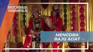 Berkeliling di Rumah Adat Gorontalo dan Mencoba Baju Adat