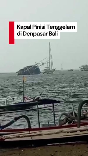 Video: Detik-detik Kapal Pinisi Tenggelam di Denpasar gegara Angin Kencang