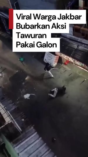 Video Ketika Aksi Tawuran Dibubarkan dengan Timpukan Galon