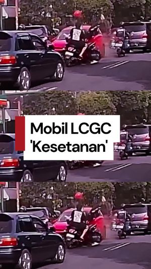 Video: Detik-detik Mobil LCGC Lawan Arah dan Hajar Pemotor di Jogja