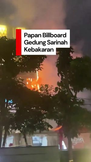 Video: Papan Billboard di Gedung Sarinah Kebakaran, Api Berhasil Dipadamkan