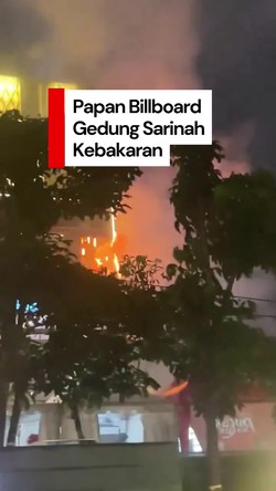 Video: Papan Billboard di Gedung Sarinah Kebakaran, Api Berhasil Dipadamkan