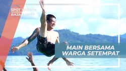 Bermain Ceria Bersama Warga di Pasir Timbul, Raja Ampat