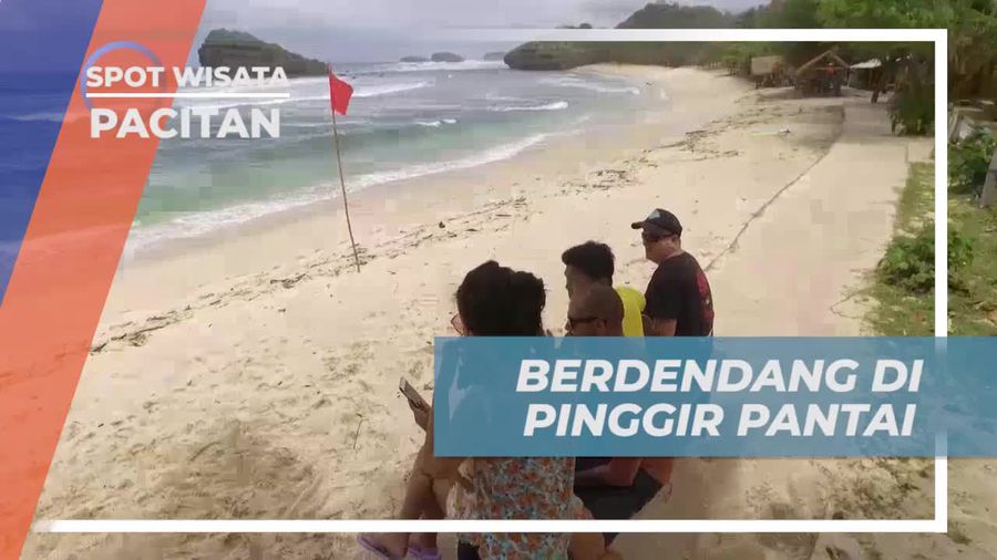 Bernyanyi Ceria di Pinggir Pantai Menutup Liburan, Pacitan