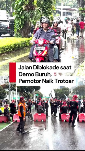 Video Buruh Blokade Jalan Medan Merdeka Selatan, Pemotor Pilih Naik Trotoar