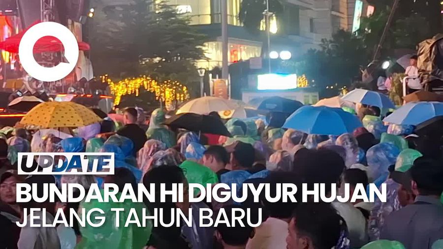 Video: Bundaran HI Diguyur Hujan Jelang Malam Tahun Baru