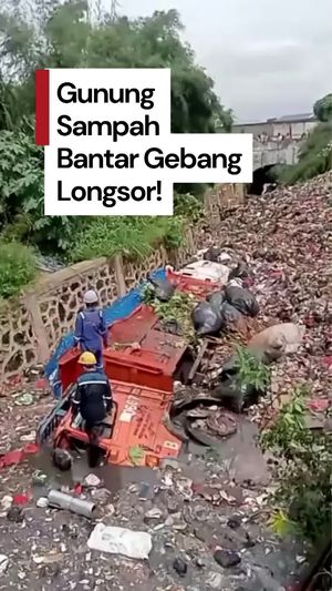 Video: Gunung Sampah Bantargebang Longsor Timpa 3 Truk hingga Terperosok ke Kali