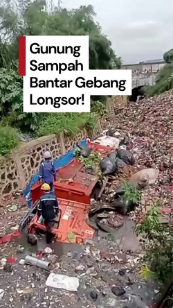 Video: Gunung Sampah Bantargebang Longsor Timpa 3 Truk hingga Terperosok ke Kali