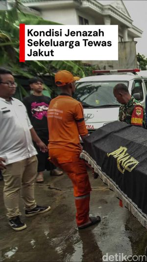 Video Polisi Ungkap Kondisi 3 Jasad Sekeluarga di Jakut: Mulut Berbusa-Badan Melepuh