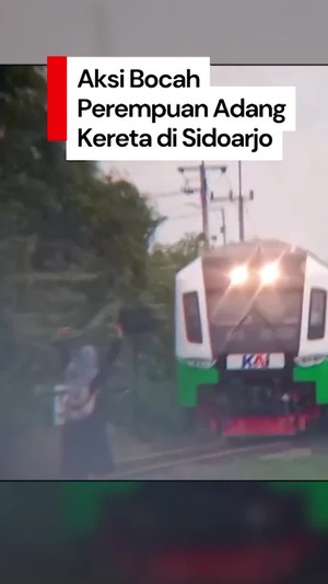 Video Viral Bocah Perempuan Adang Kereta Commuter di Sidoarjo