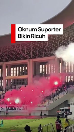 Video: 23 Suporter Diamankan Usai Bikin Ricuh di Stadion Manahan Solo