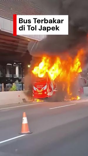 Video Bus Rombongan Peziarah Terbakar di Tol Japek, 34 Orang Dievakuasi