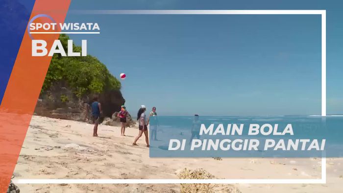 Bermain Bola Ceria di Tepi Pantai Melasti, Bali