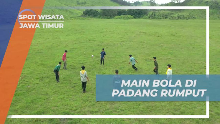 Bermain Bola dengan Ceria di Padang Rumput Kawah Wurung, Bondowoso