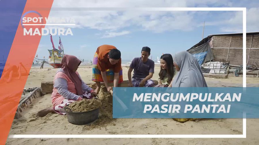 Bergotong Royong Mengumpulkan Pasir Pantai untuk Kasur Spesial di Madura