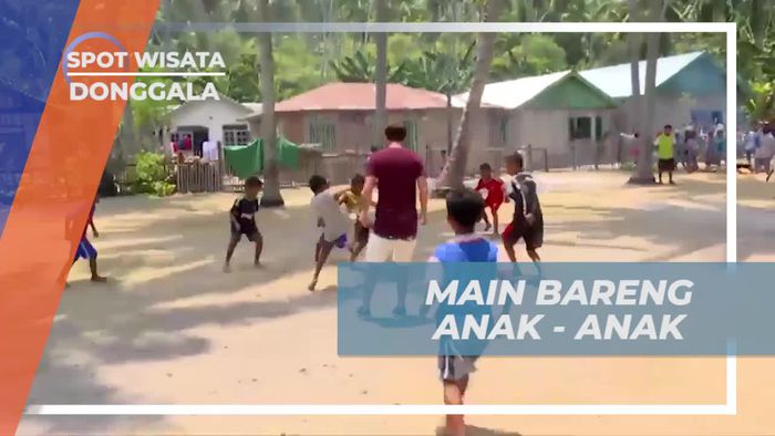 Bermain Bola Bersama Anak-Anak Desa Boneoge, Donggala