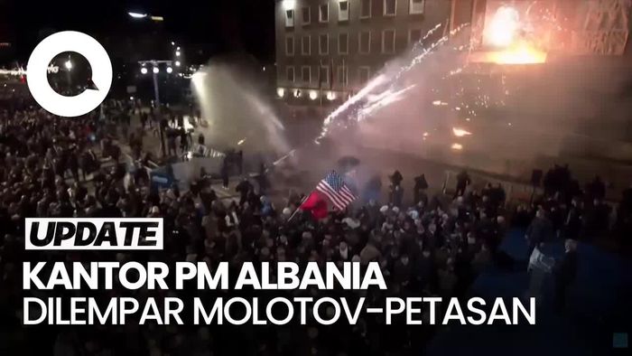 Video Demo di Albania Berujung Serangan Molotov-Petasan ke Kantor PM
