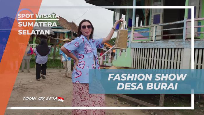 Memeragakan Fashion Show Kerajinan Purun Bersama Warga Desa Burai Sumatera Selatan  