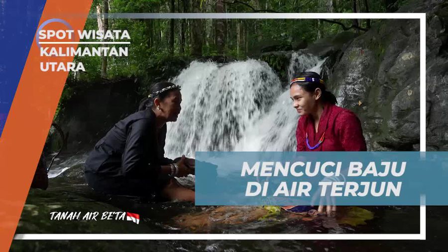 Mencuci Baju di Air Terjun Gunung Rian, Kalimantan Utara
