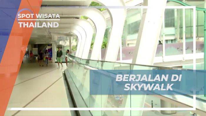 Menyusuri Skywalk Menawan di EM District, Thailand