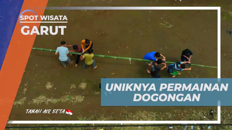 Mengamati Uniknya Permainan Dogongan dengan Pegangan Bambu di Garut  