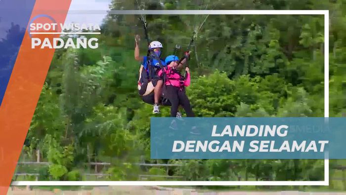 Mendarat dengan Selamat setelah Paralayang di Bukit Langkisau, Padang