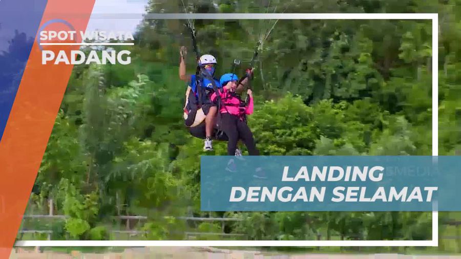 Mendarat dengan Selamat setelah Paralayang di Bukit Langkisau, Padang