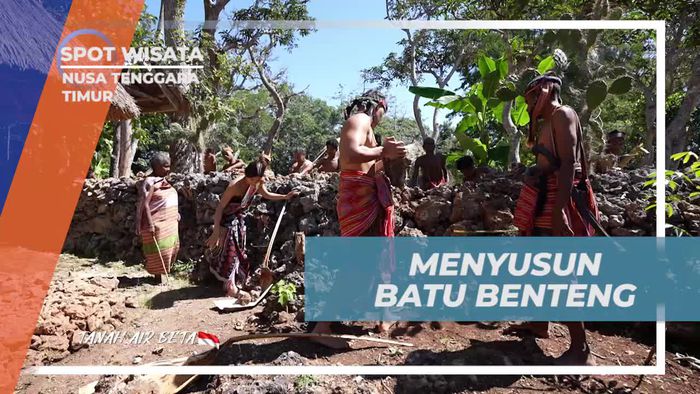 Menyusun Batu Benteng Bersama Warga Desa Benteng None, Nusa Tenggara Timur