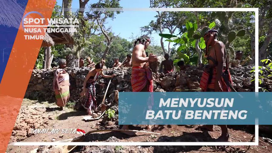Menyusun Batu Benteng Bersama Warga Desa Benteng None, Nusa Tenggara Timur