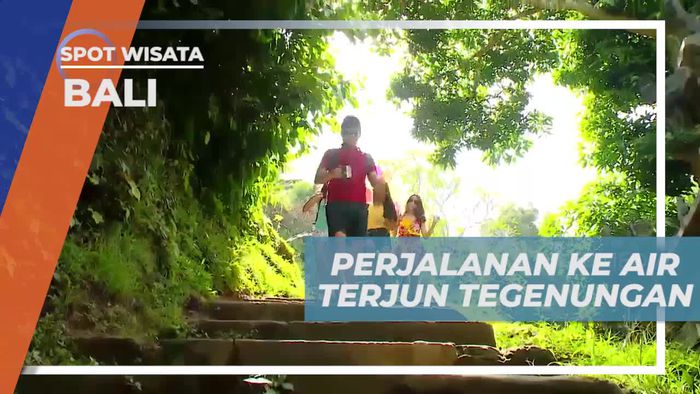 Perjalanan Menuruni Anak Tangga Menuju Air Terjun Tegenungan di Bali