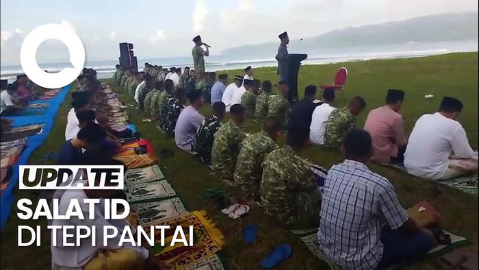 Video: Khusyuknya Warga Pacitan Salat Id di Tepi Pantai