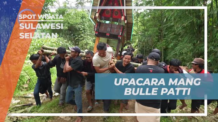 Mengangkat Peti Jenazah dalam Upacara Mang Bulle Patti di Sulawesi Selatan