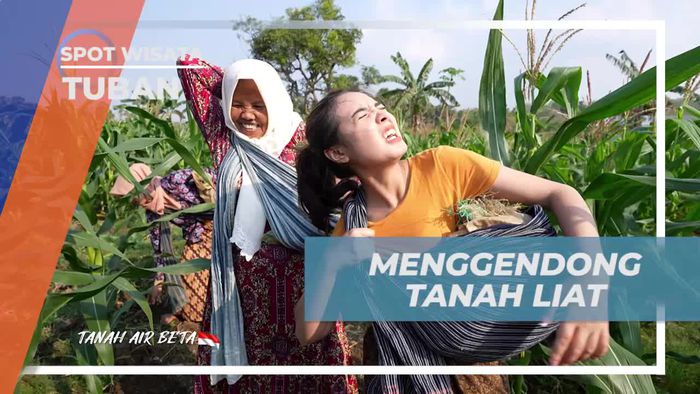 Menggendong Tanah Liat untuk Membuat Ampo di Tuban