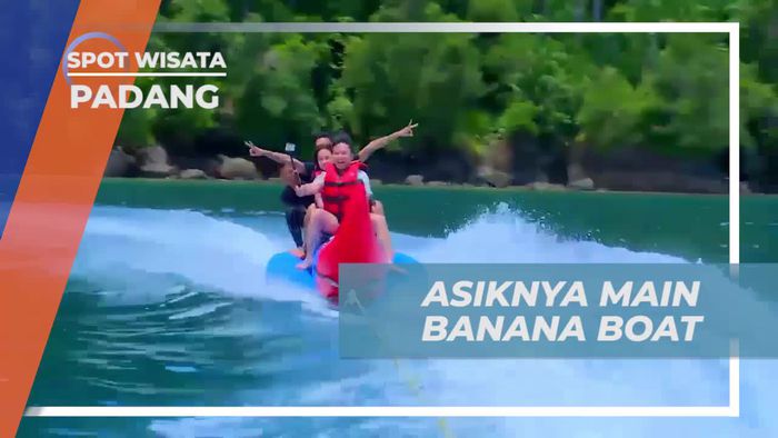 Bermain Banana Boat Seru di Pantai Swarnadwipa, Padang