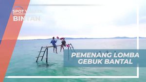 Mengumumkan Pemenang Lomba Gebuk Bantal di Pantai Bintan