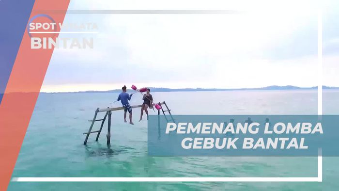 Mengumumkan Pemenang Lomba Gebuk Bantal di Pantai Bintan
