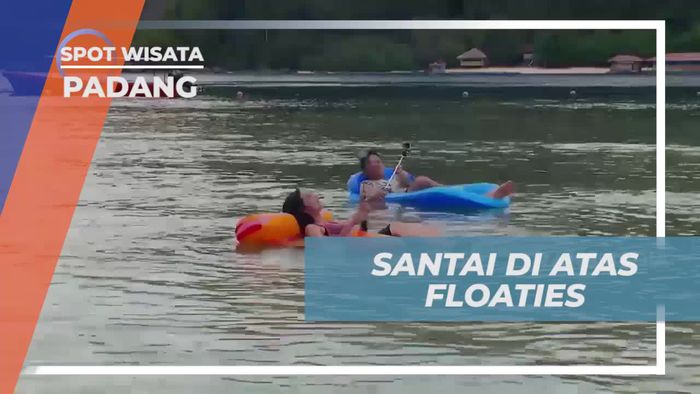 Santai di Atas Floaties di Laut Swarnadwipa, Padang