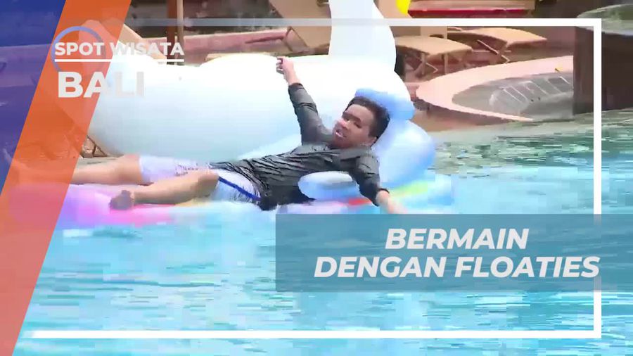 Bermain Dengan Floaties di Kolam Renang Pribadi Kamandalu Resort, Bali